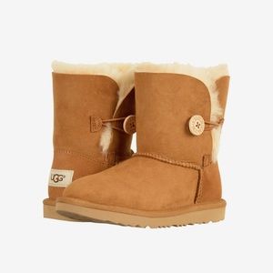 UGG Bailey Button II Short Boots Toddler’s 9 Shoes